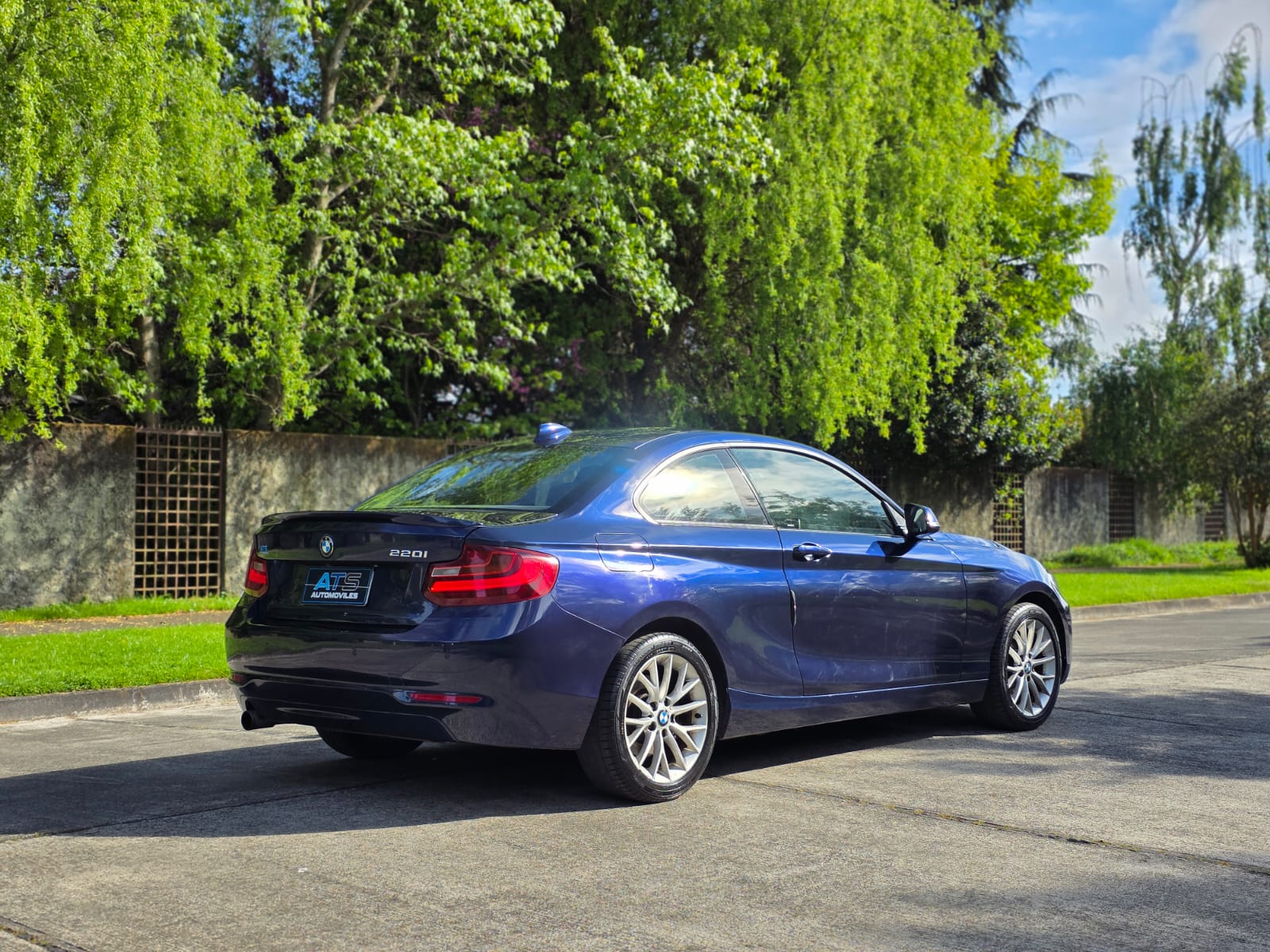 
								BMW 220i Coupe 2.0 AT full									