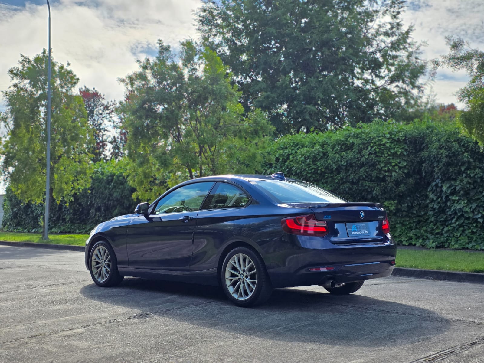 
								BMW 220i Coupe 2.0 AT full									