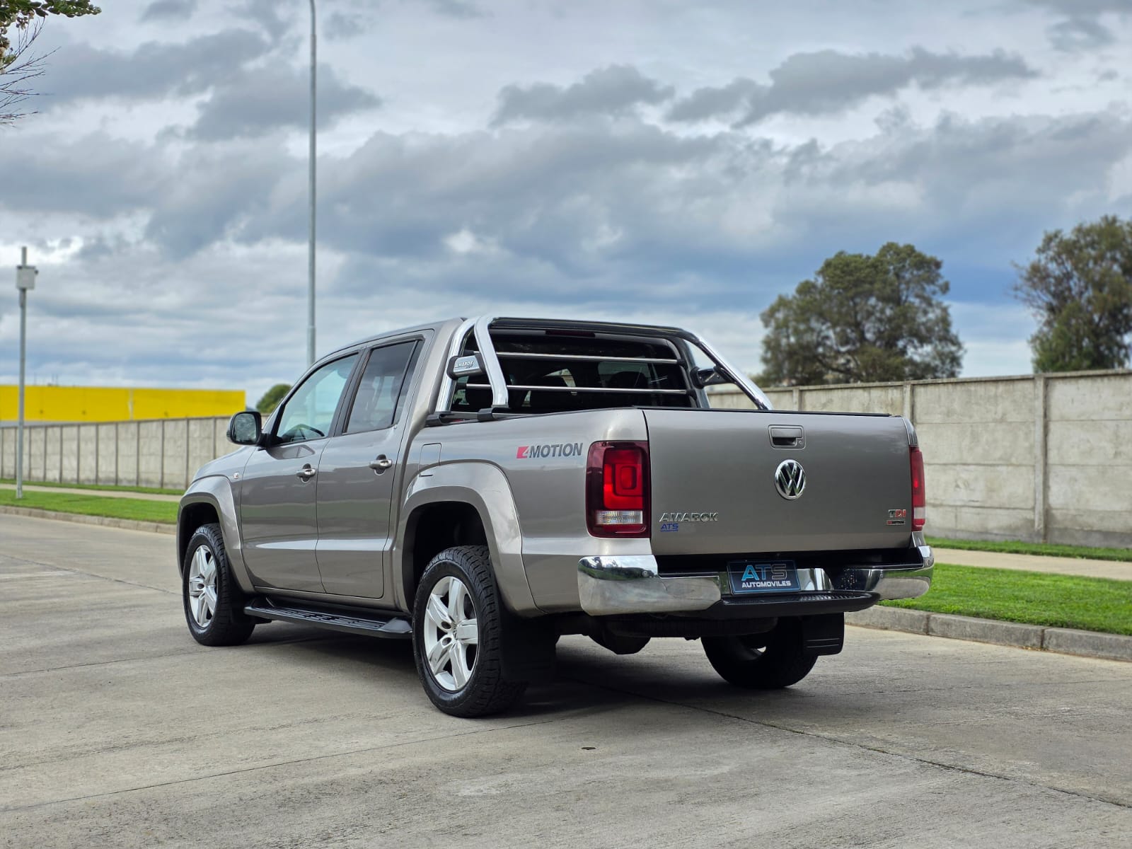 
								Volkswagen Amarok Highline full									