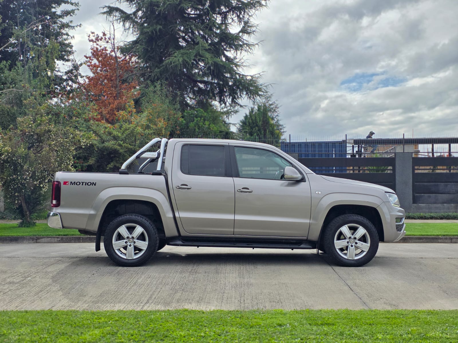 
								Volkswagen Amarok Highline full									