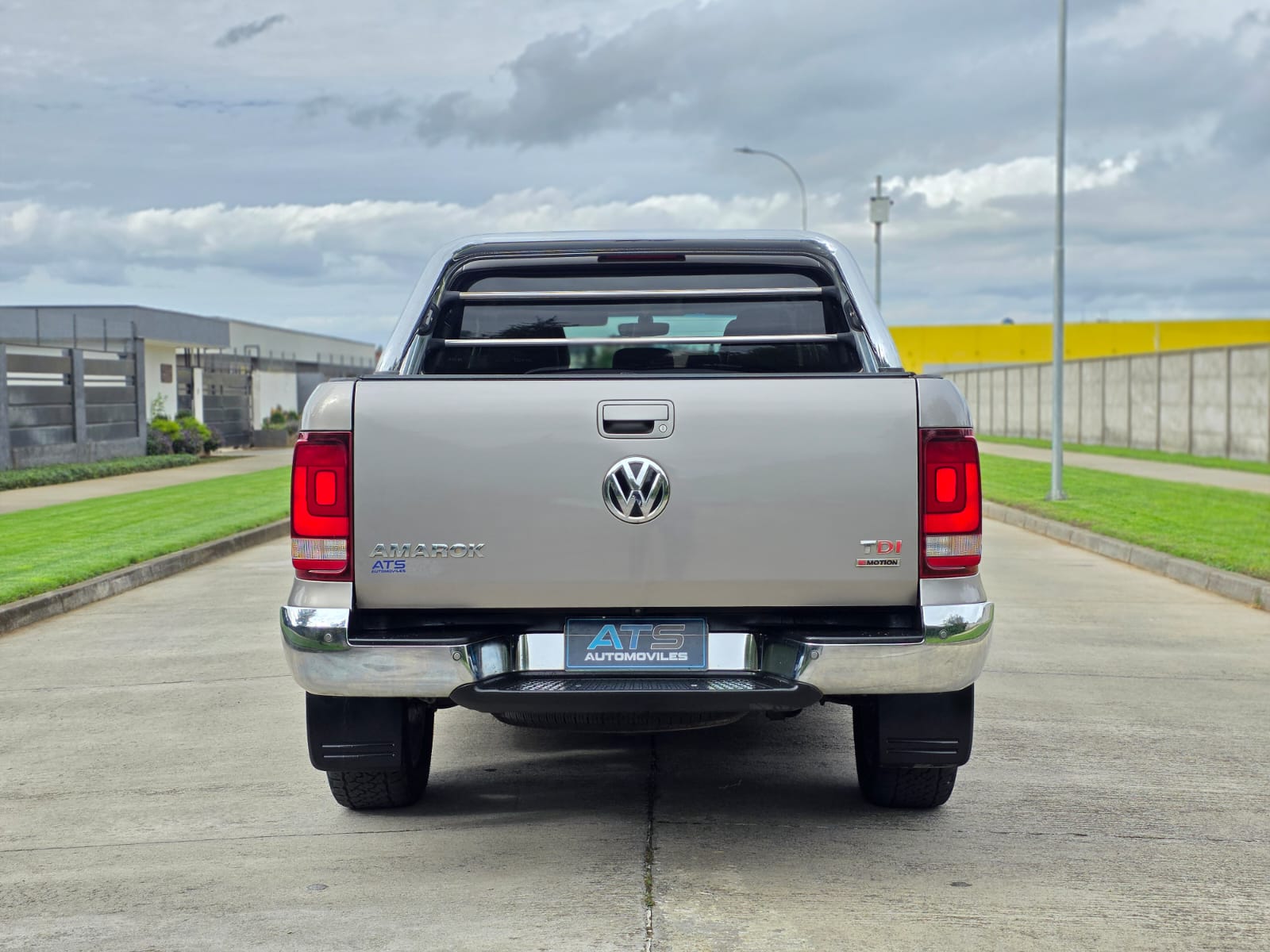 
								Volkswagen Amarok Highline full									