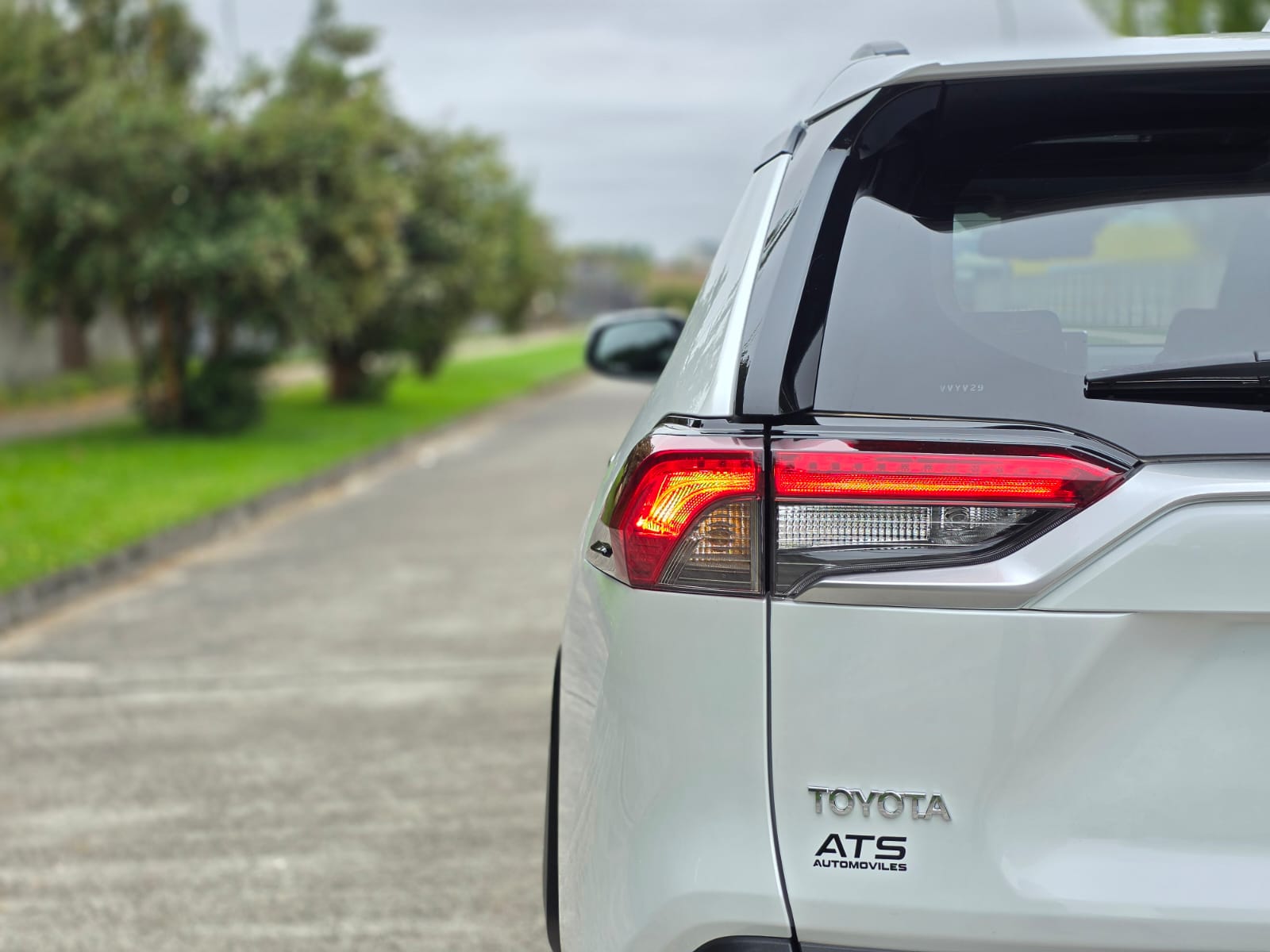 
								Toyota Rav4 LIMITED full									