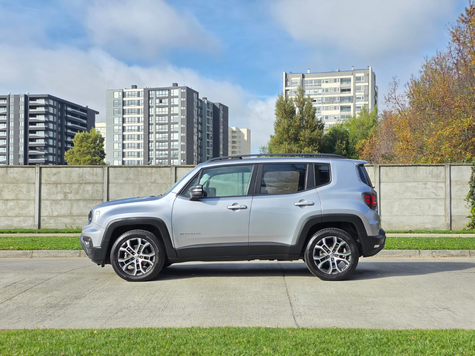 
								Jeep Renegade full									
