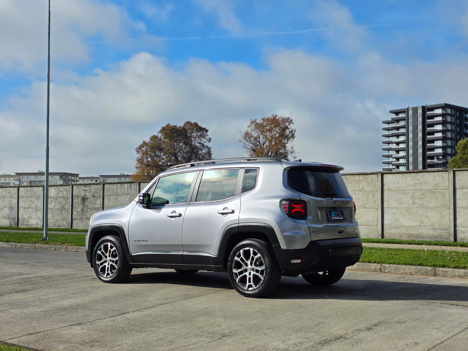 
								Jeep Renegade full									