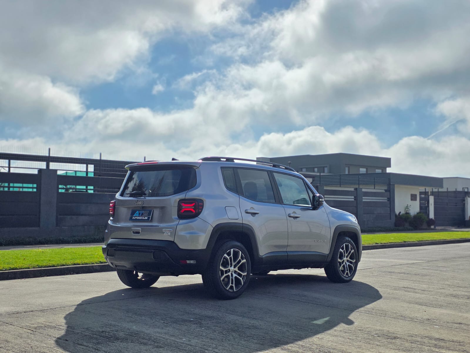 
								Jeep Renegade full									
