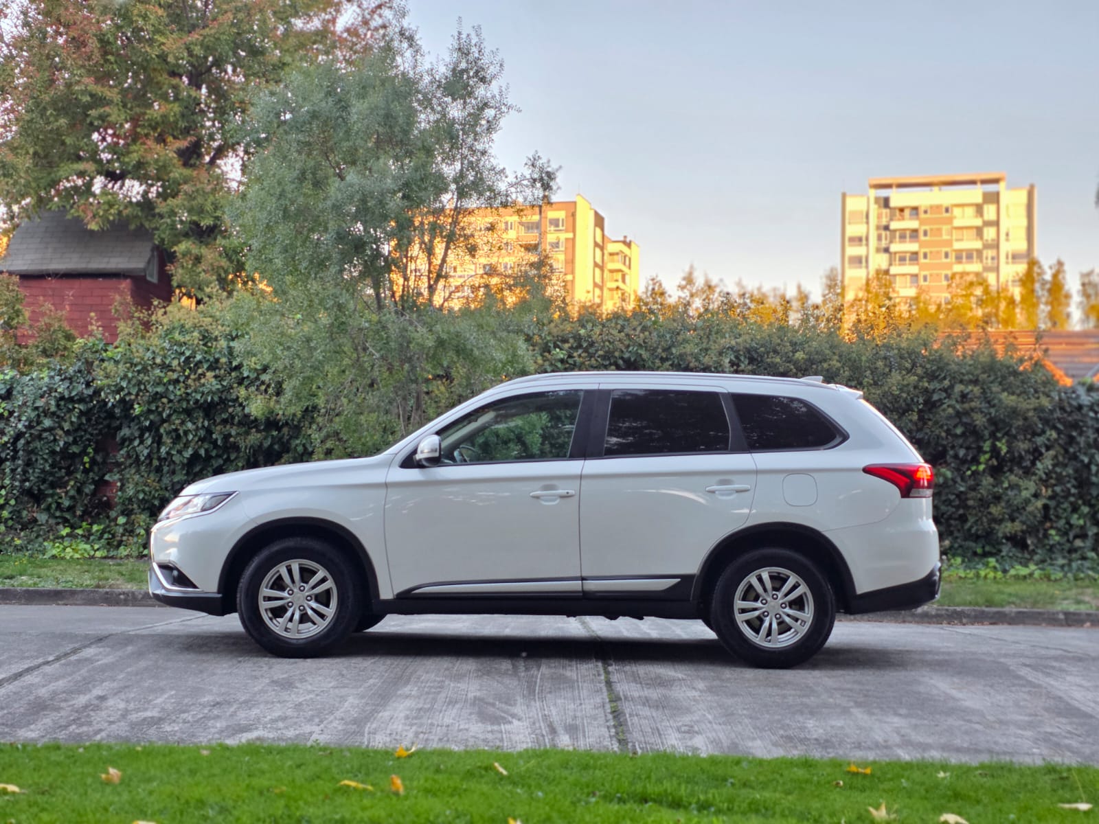 
								Mitsubishi Outlander full									