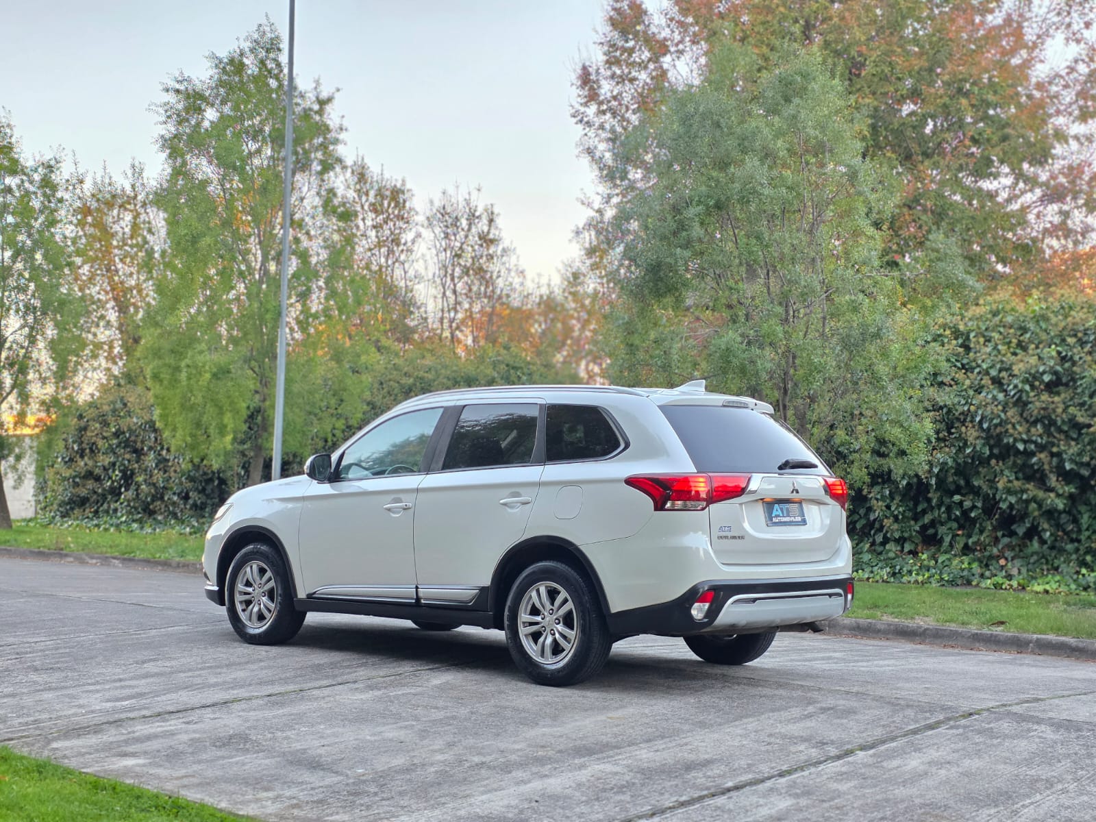 
								Mitsubishi Outlander full									