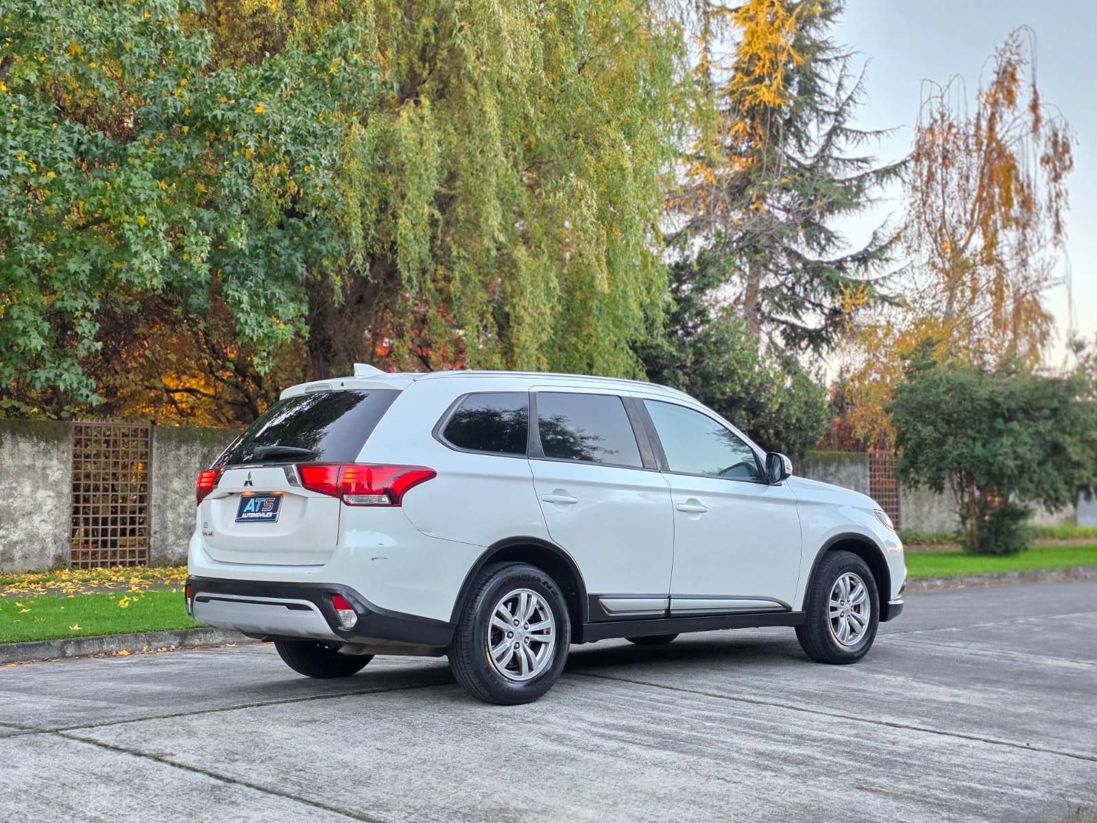 
								Mitsubishi Outlander full									