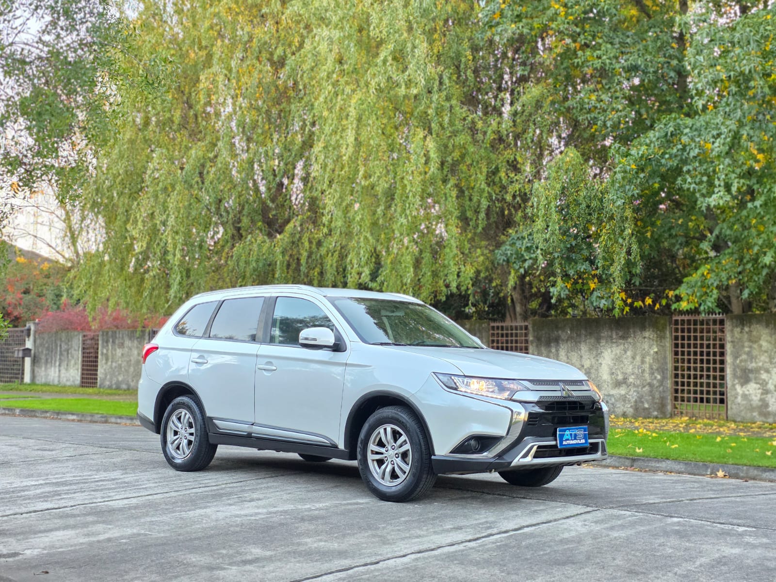 
								Mitsubishi Outlander full									