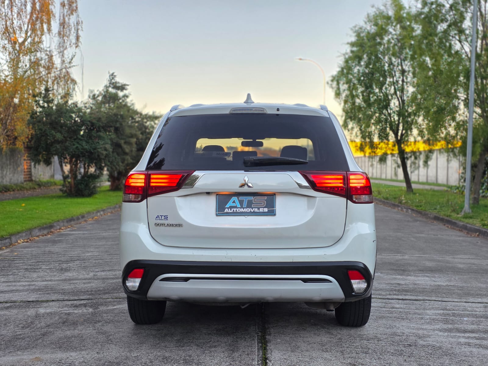 
								Mitsubishi Outlander full									