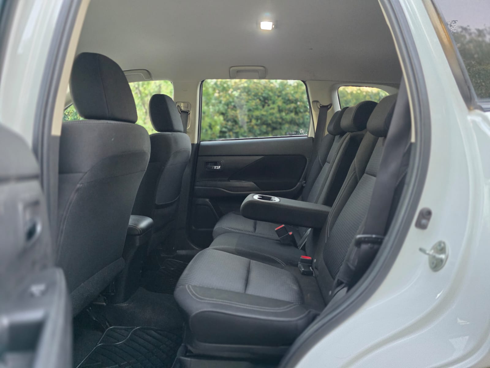 
								Mitsubishi Outlander full									