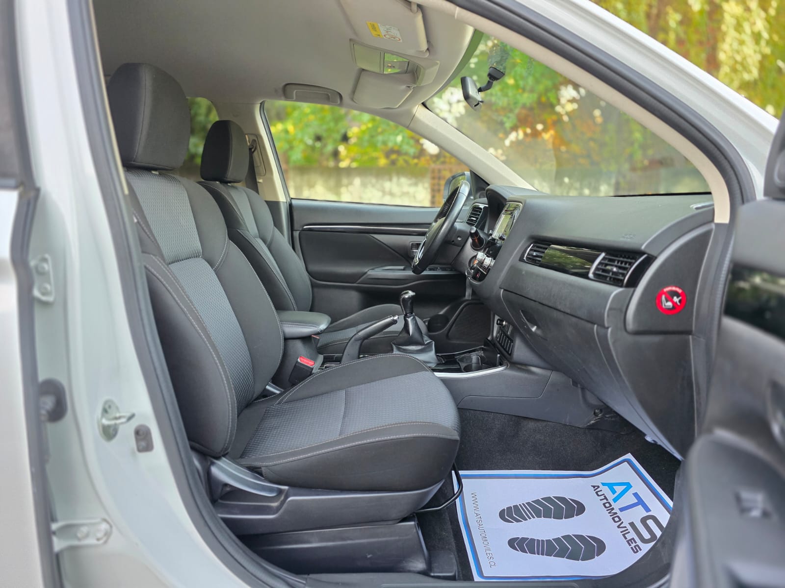 
								Mitsubishi Outlander full									
