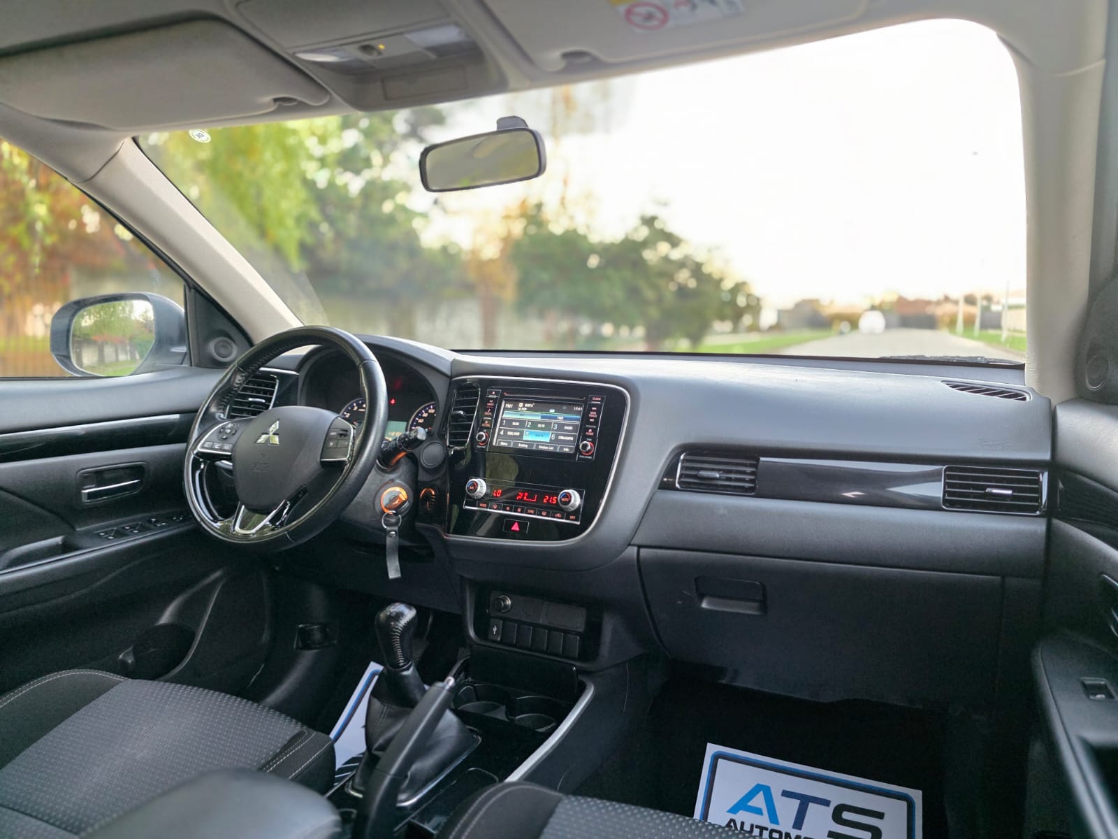 
								Mitsubishi Outlander full									