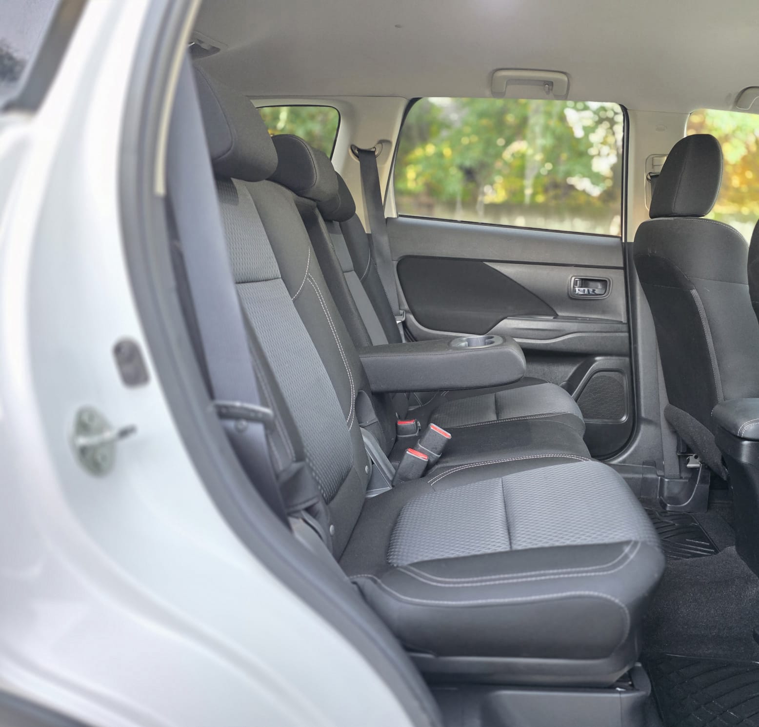
								Mitsubishi Outlander full									