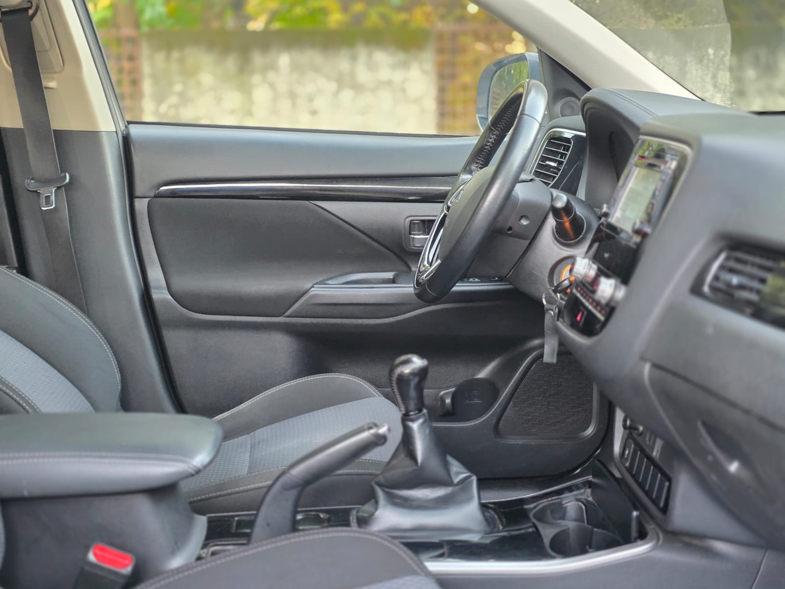 
								Mitsubishi Outlander full									