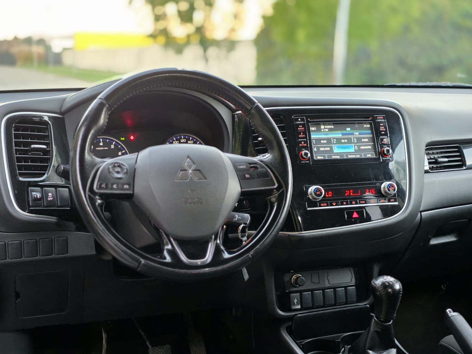 
								Mitsubishi Outlander full									