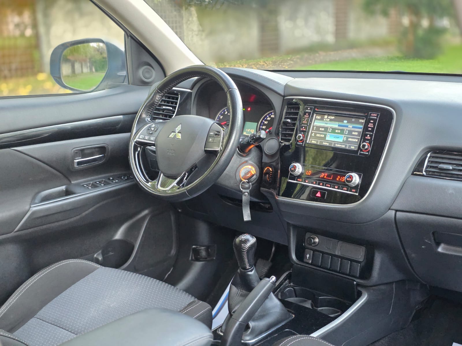 
								Mitsubishi Outlander full									
