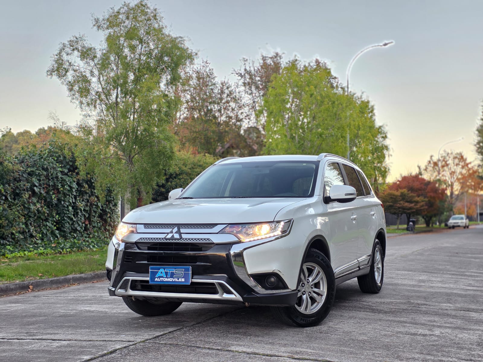 
								Mitsubishi Outlander full									