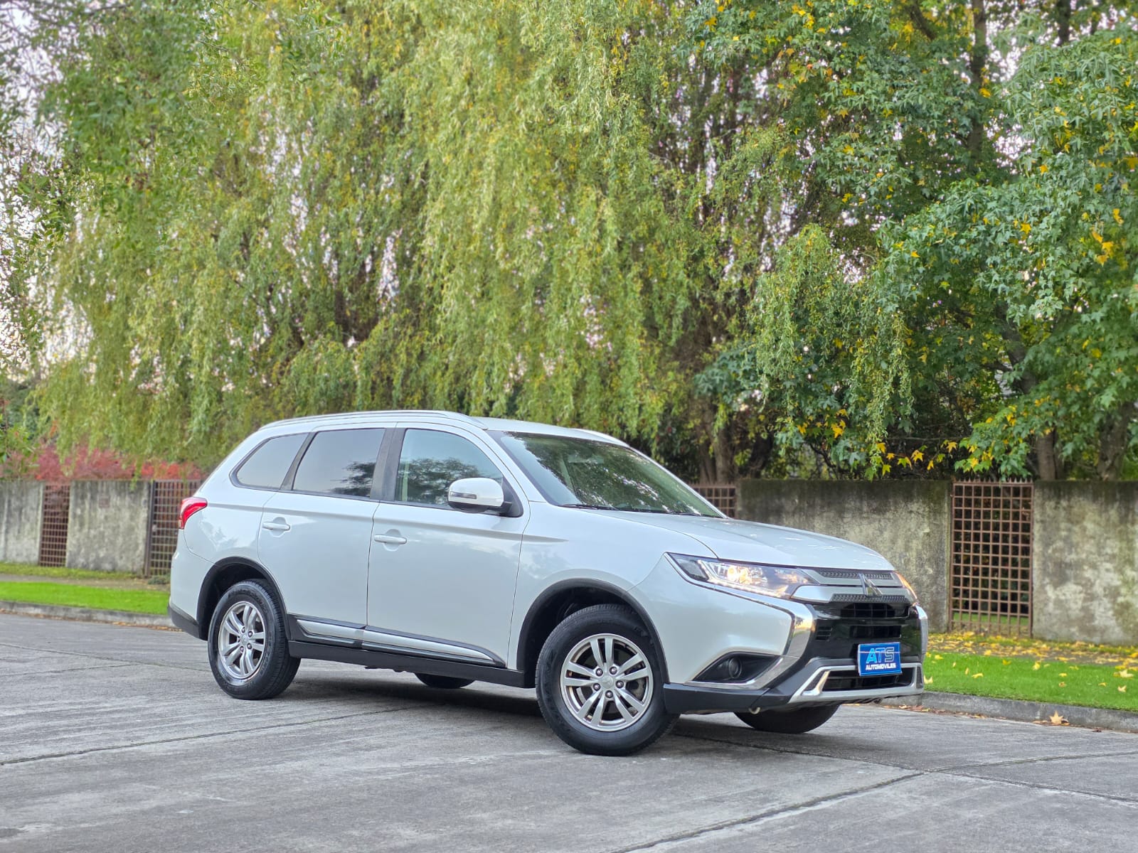 
								Mitsubishi Outlander full									