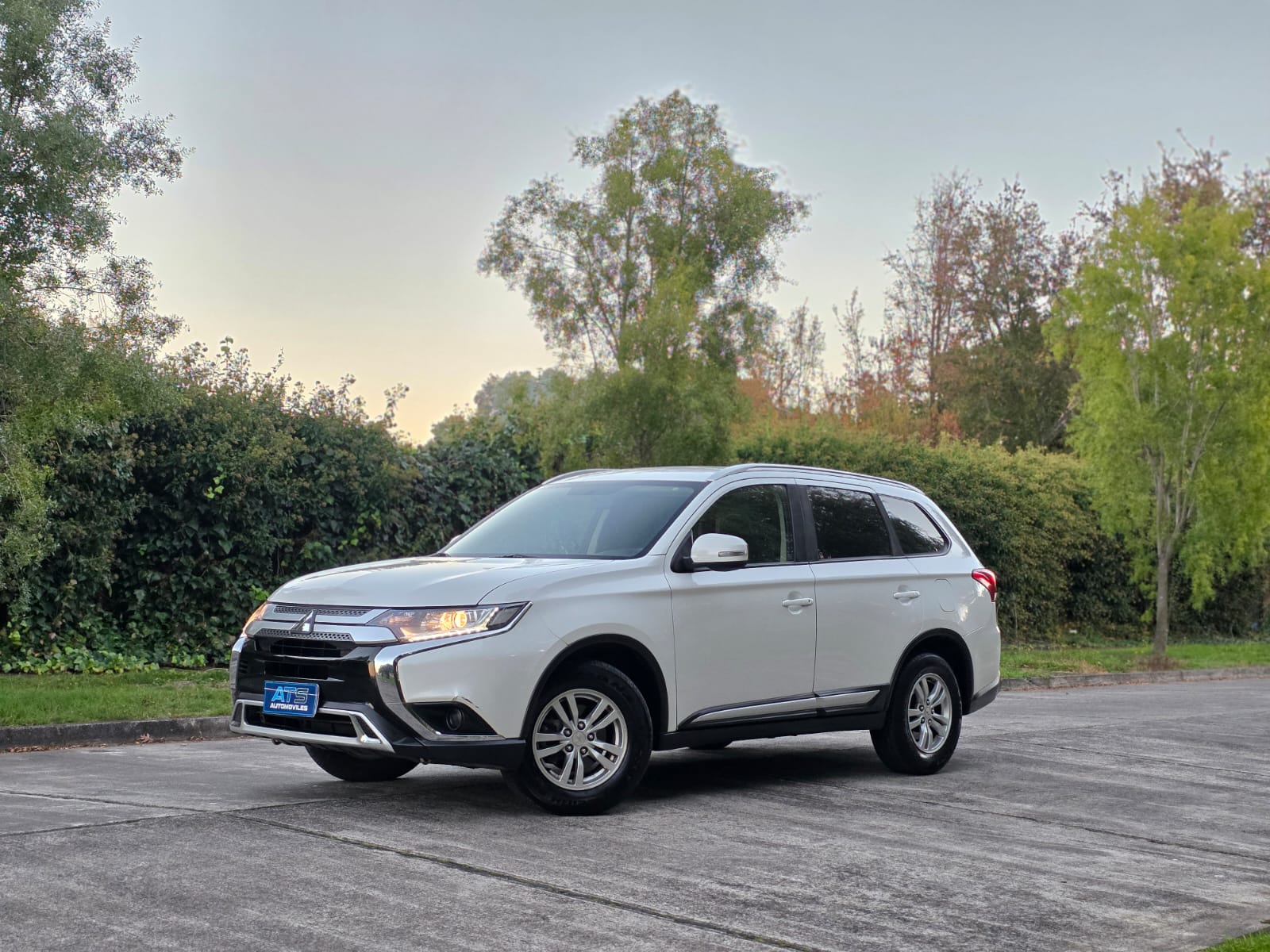 
								Mitsubishi Outlander full									