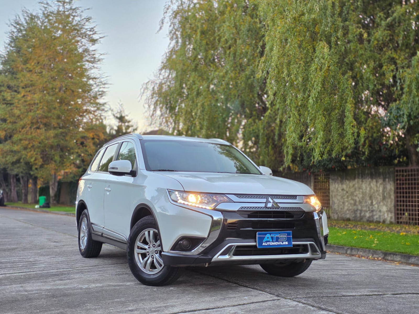 
								Mitsubishi Outlander full									