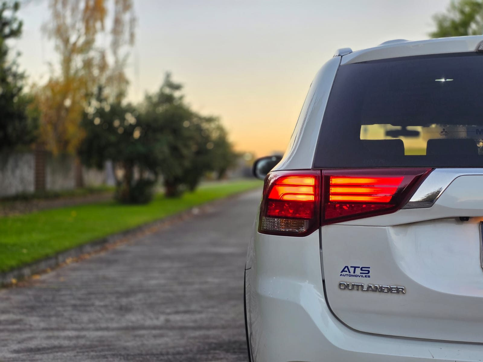 
								Mitsubishi Outlander full									