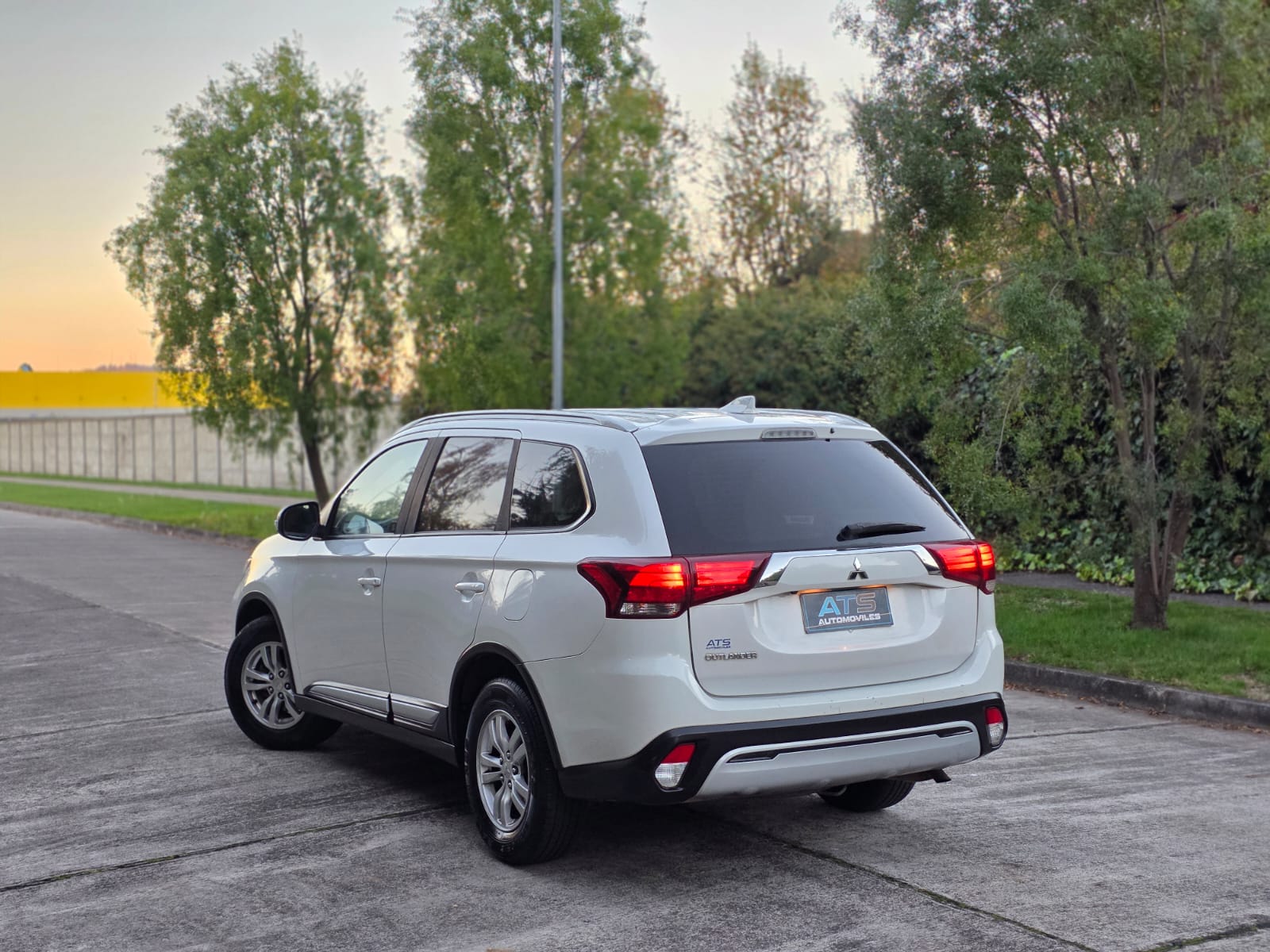 
								Mitsubishi Outlander full									