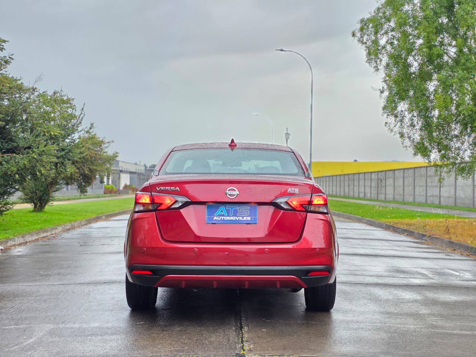 
								Nissan Versa EXCLUSIVE full									