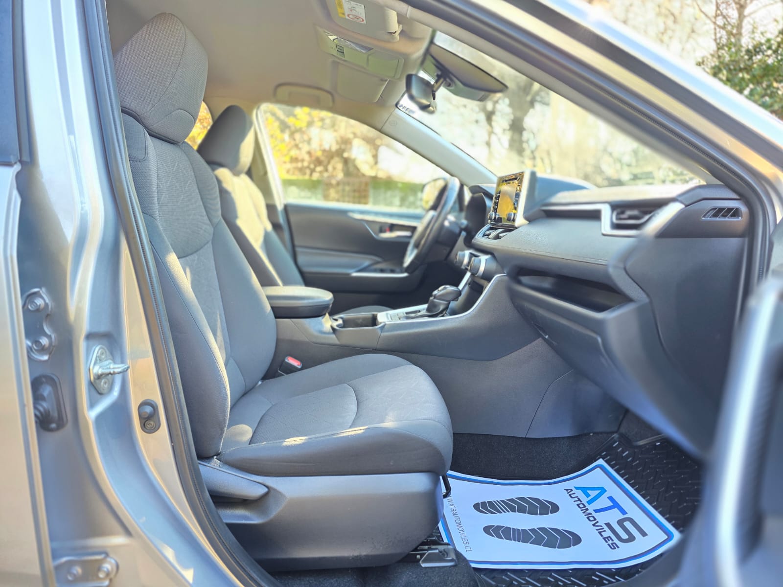 
								Toyota RAV4 XLE CVT full									