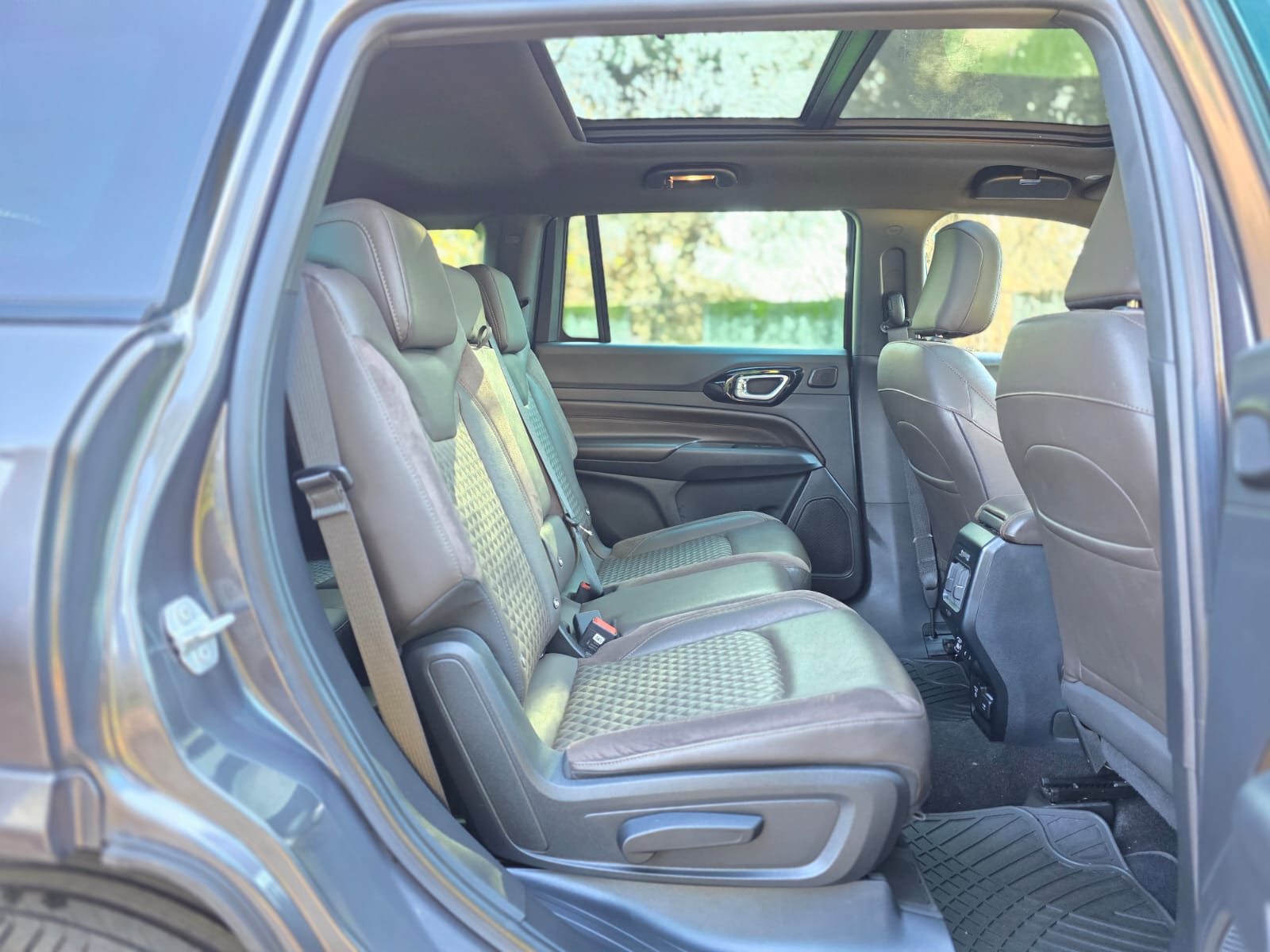 
								Jeep Commander OVERLAND full									