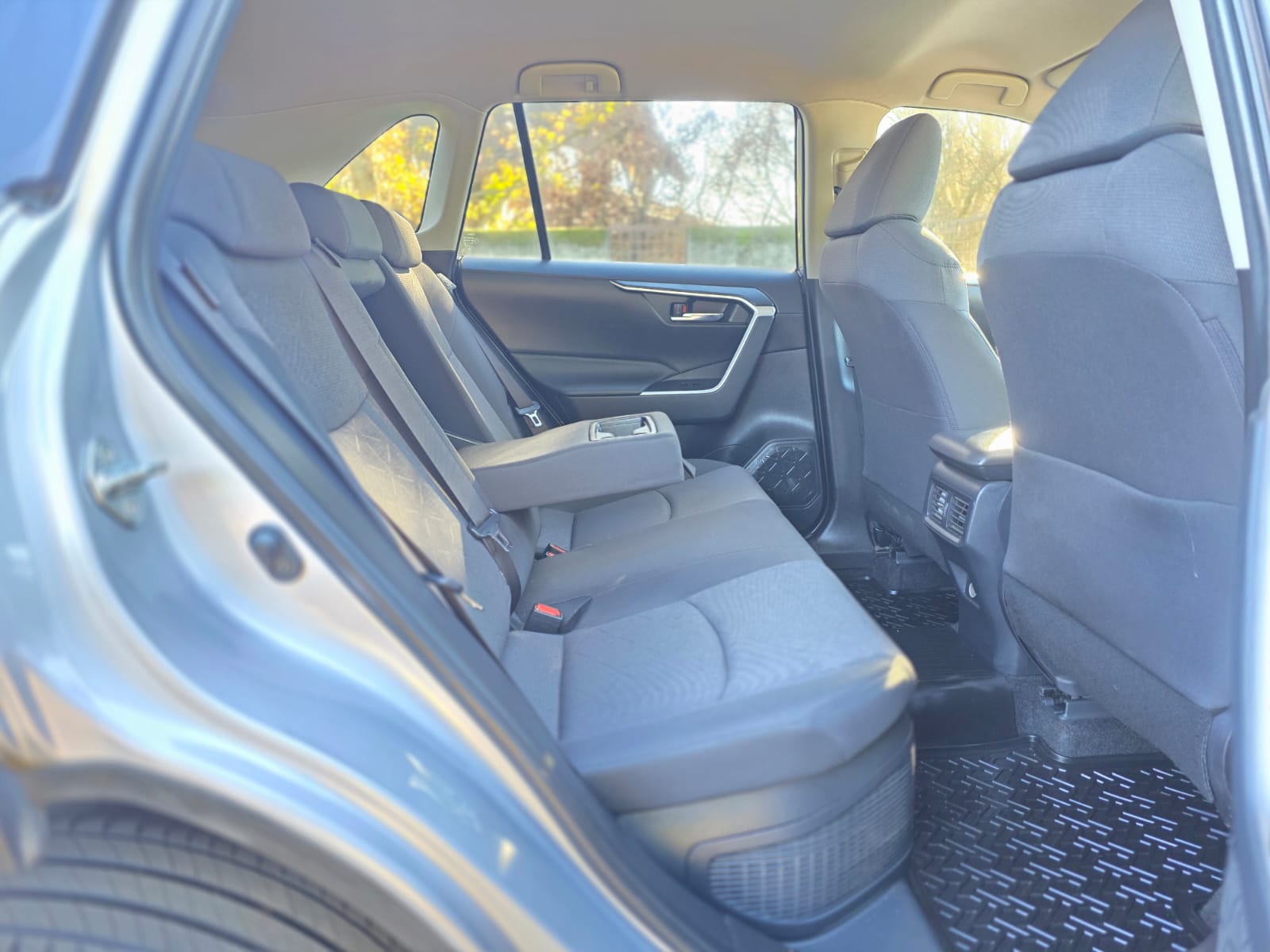 
								Toyota RAV4 XLE CVT full									