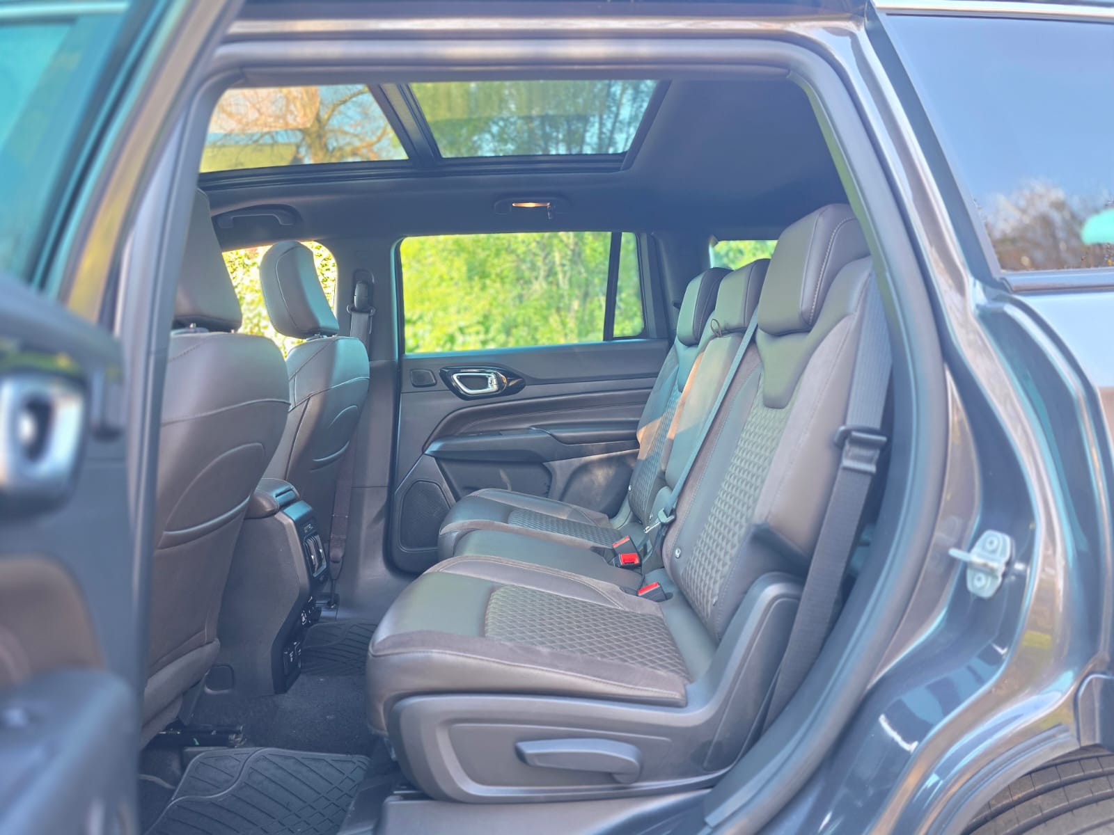
								Jeep Commander OVERLAND full									