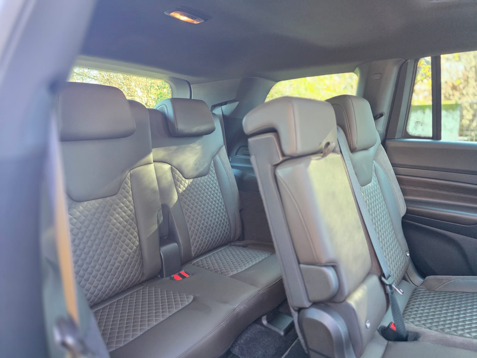 
								Jeep Commander OVERLAND full									