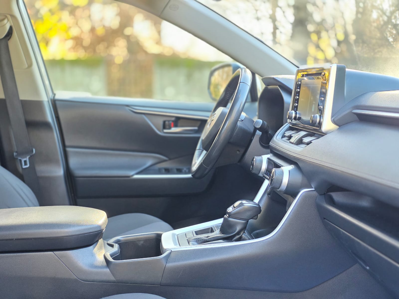 
								Toyota RAV4 XLE CVT full									