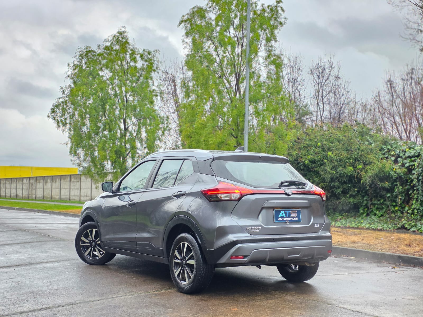 
								Nissan Kicks SENSE full									