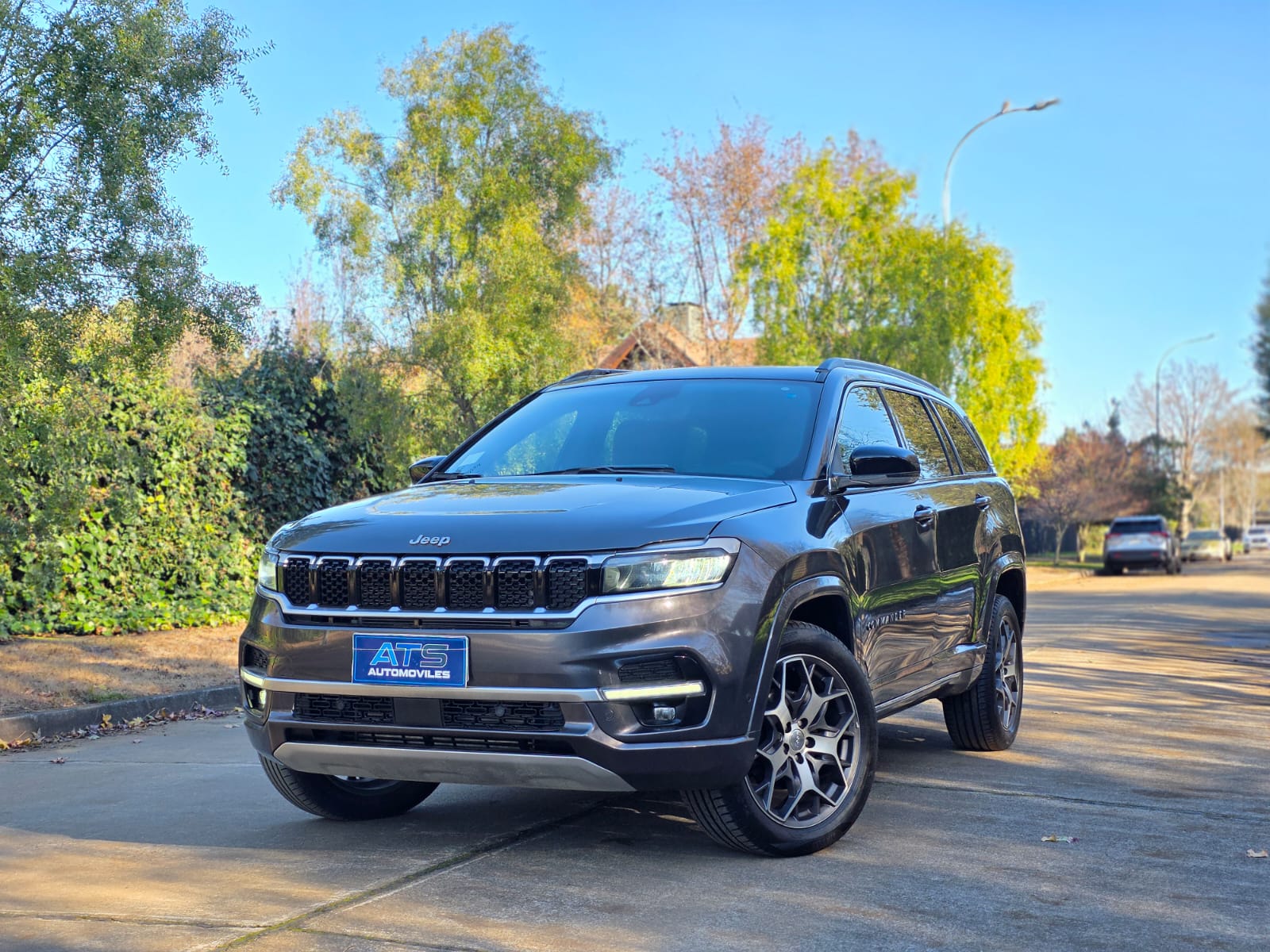 
								Jeep Commander OVERLAND full									