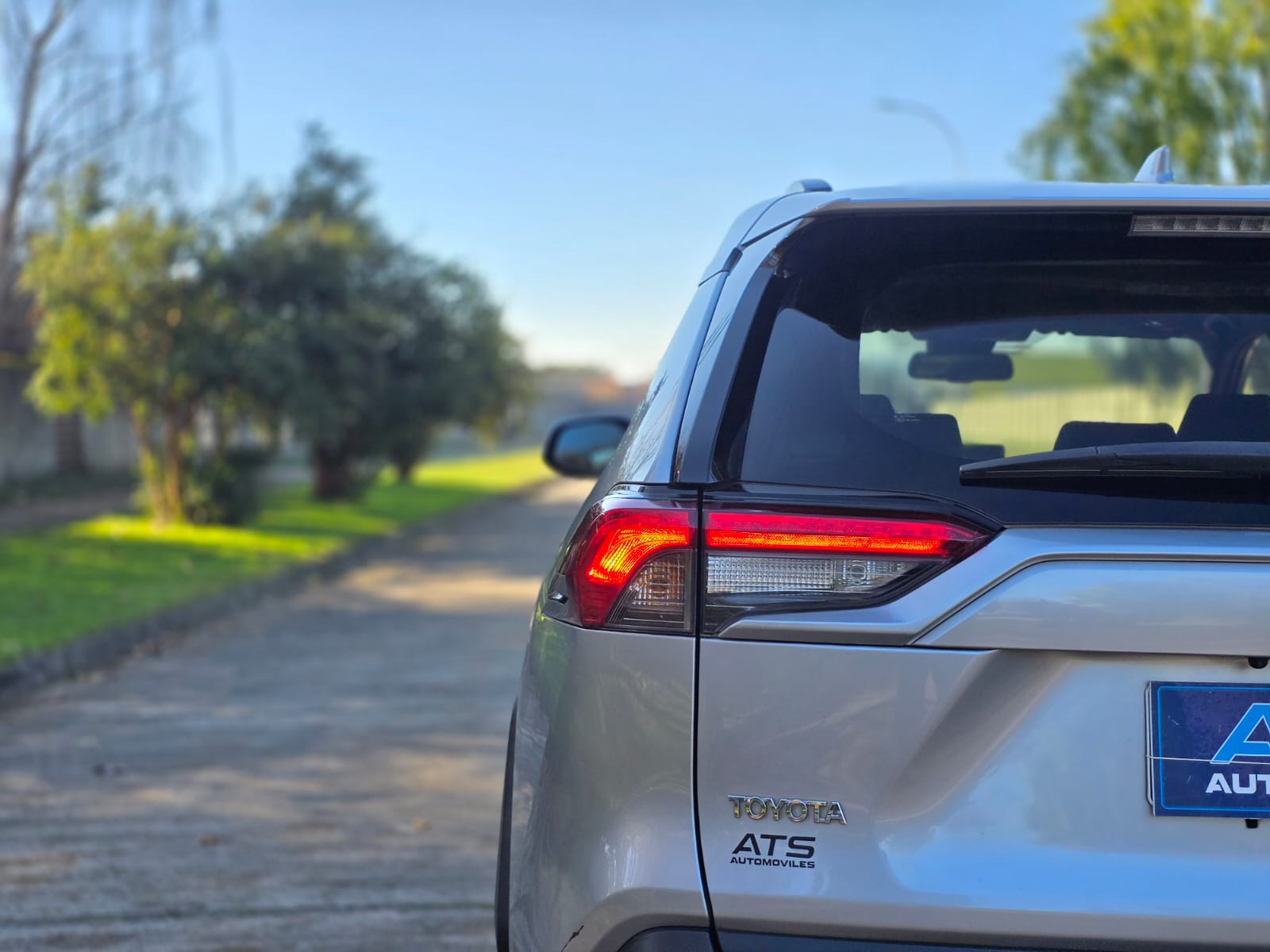 
								Toyota RAV4 XLE CVT full									