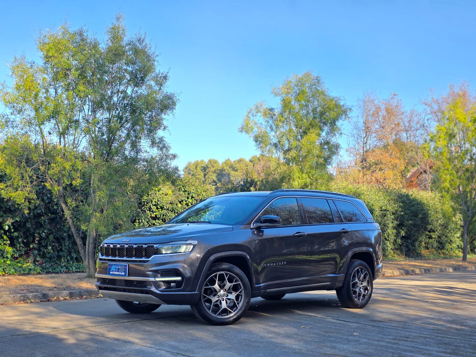 
								Jeep Commander OVERLAND full									