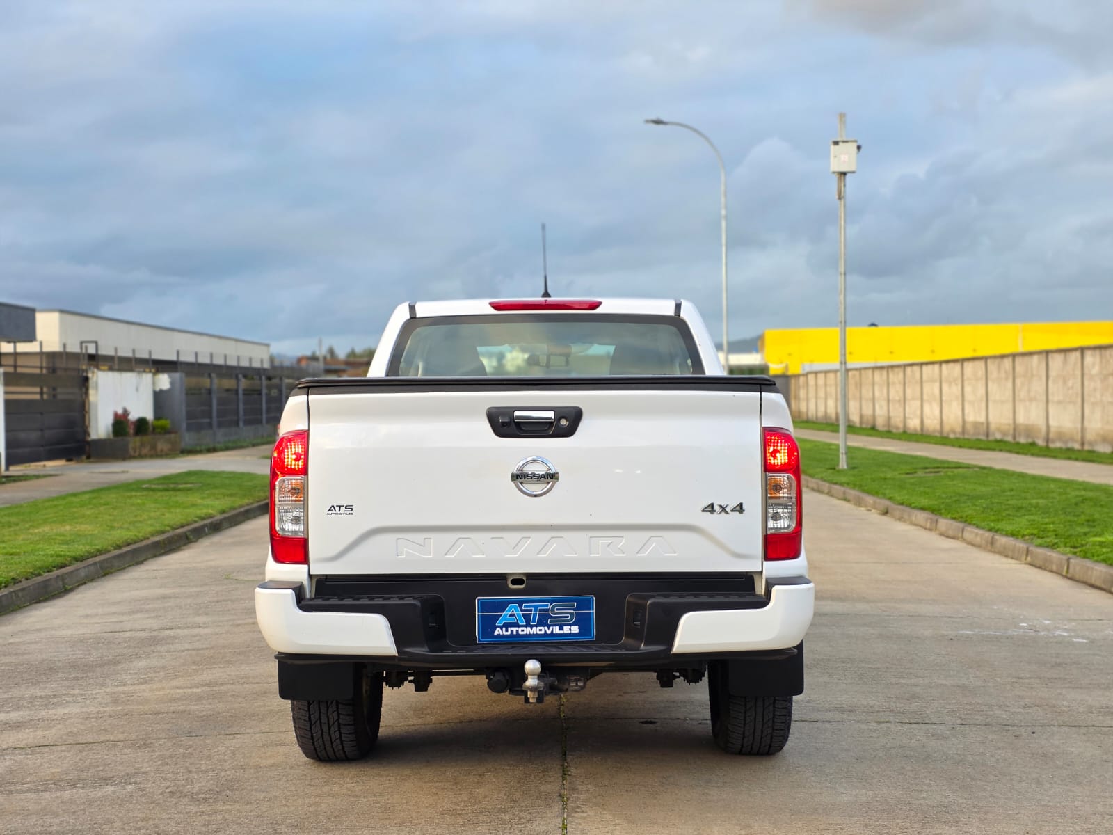 
								Nissan Navara XE full									