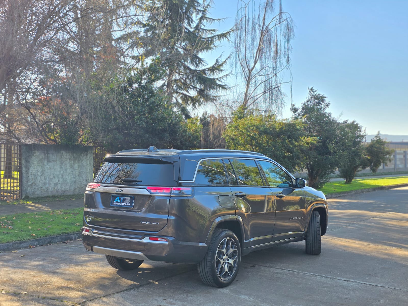 
								Jeep Commander OVERLAND full									