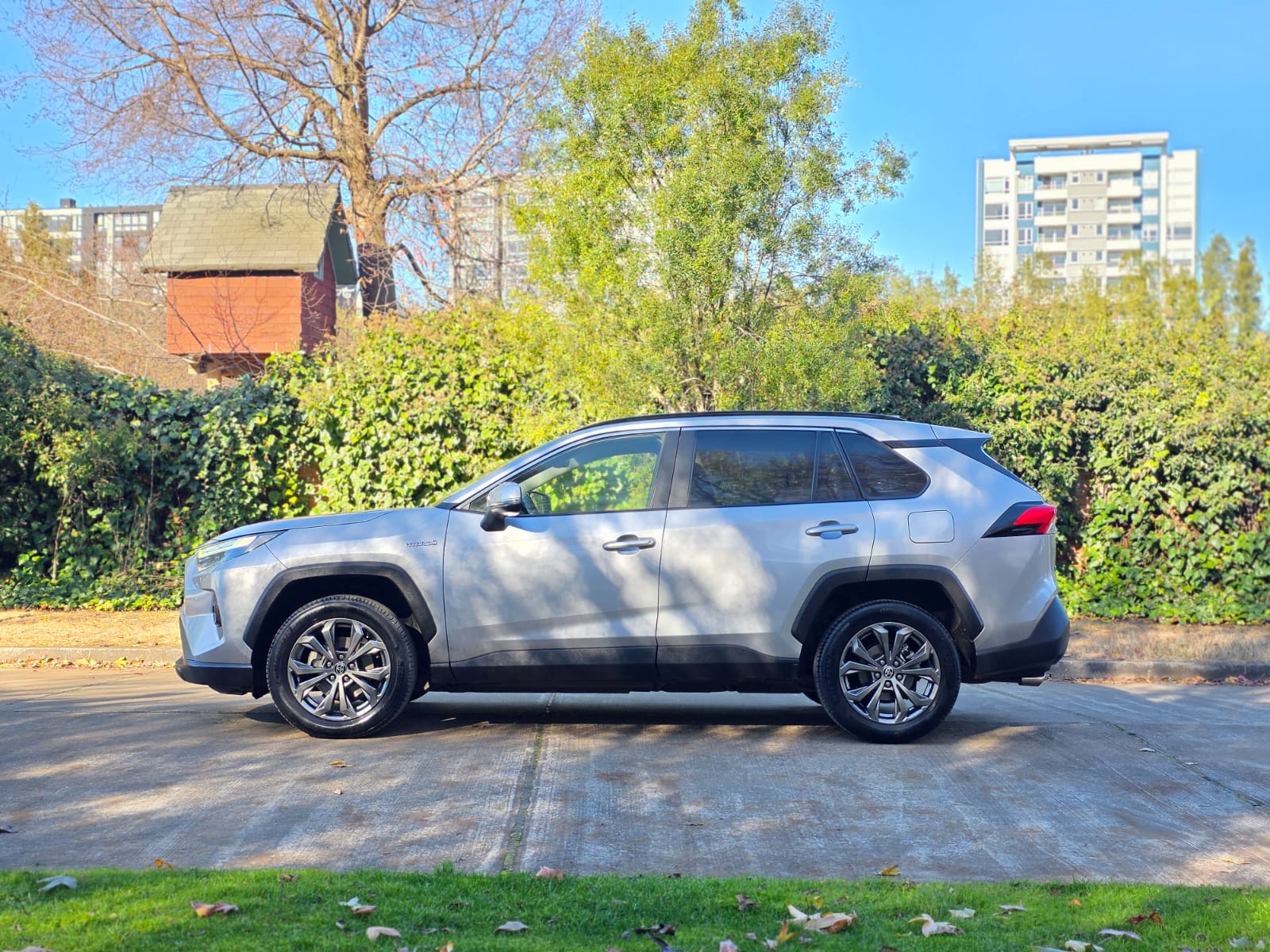 
								Toyota RAV4 XLE CVT full									