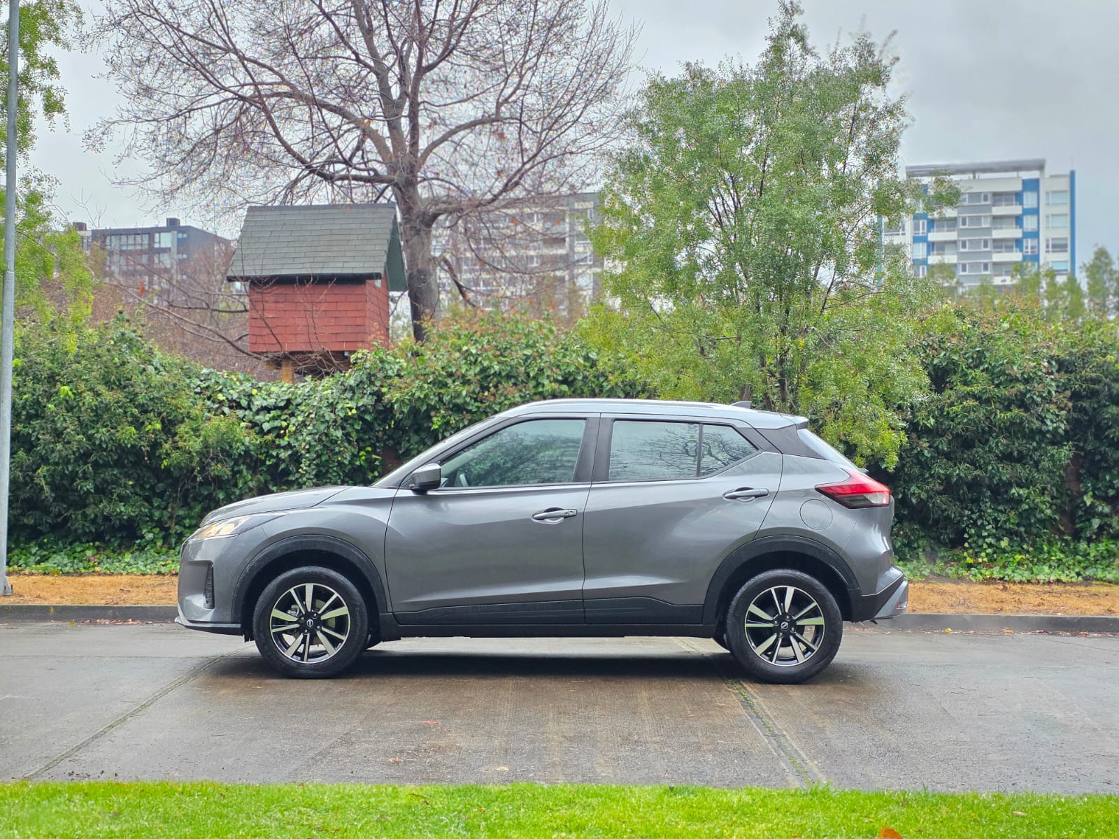 
								Nissan Kicks SENSE full									