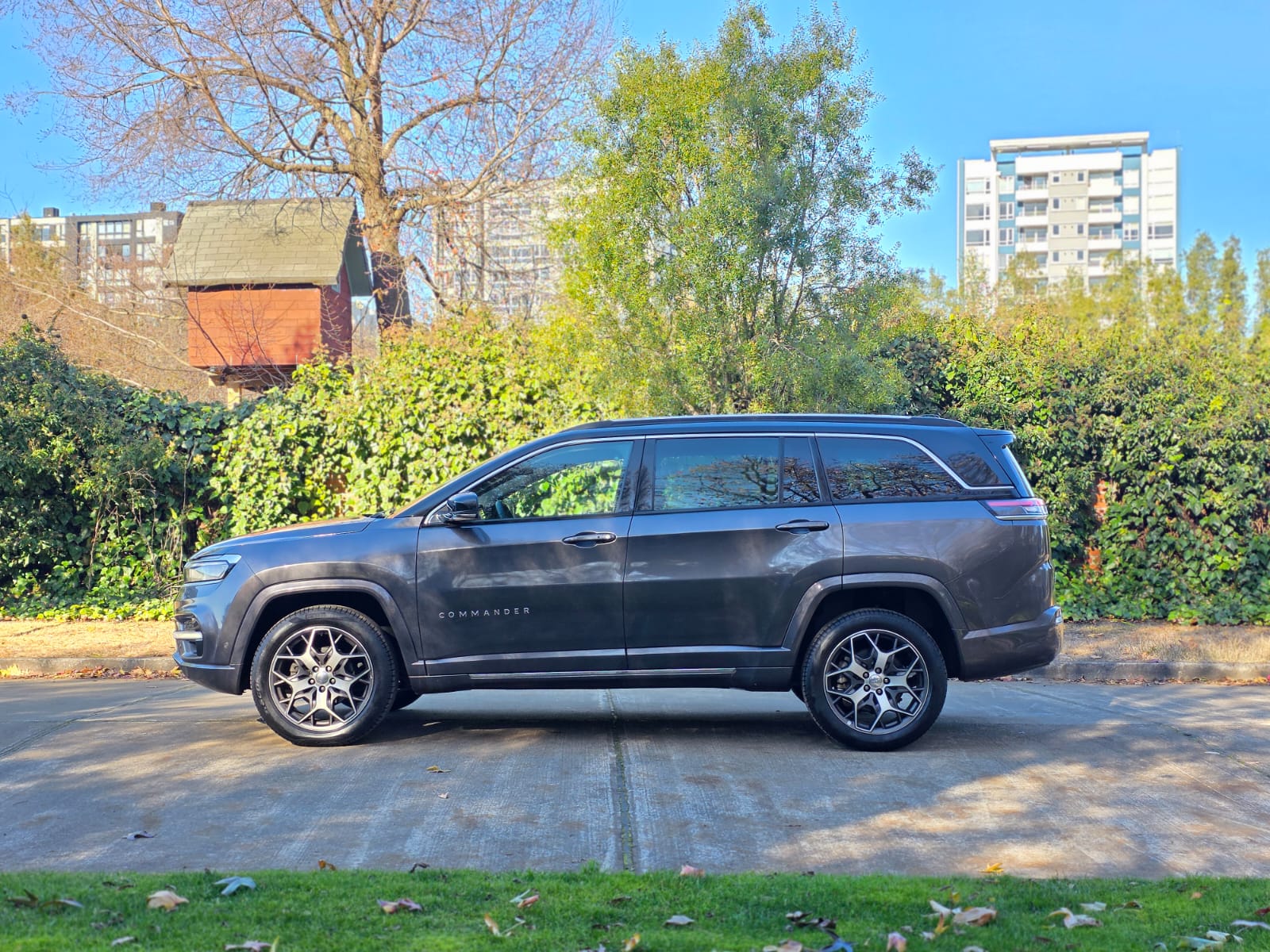 
								Jeep Commander OVERLAND full									