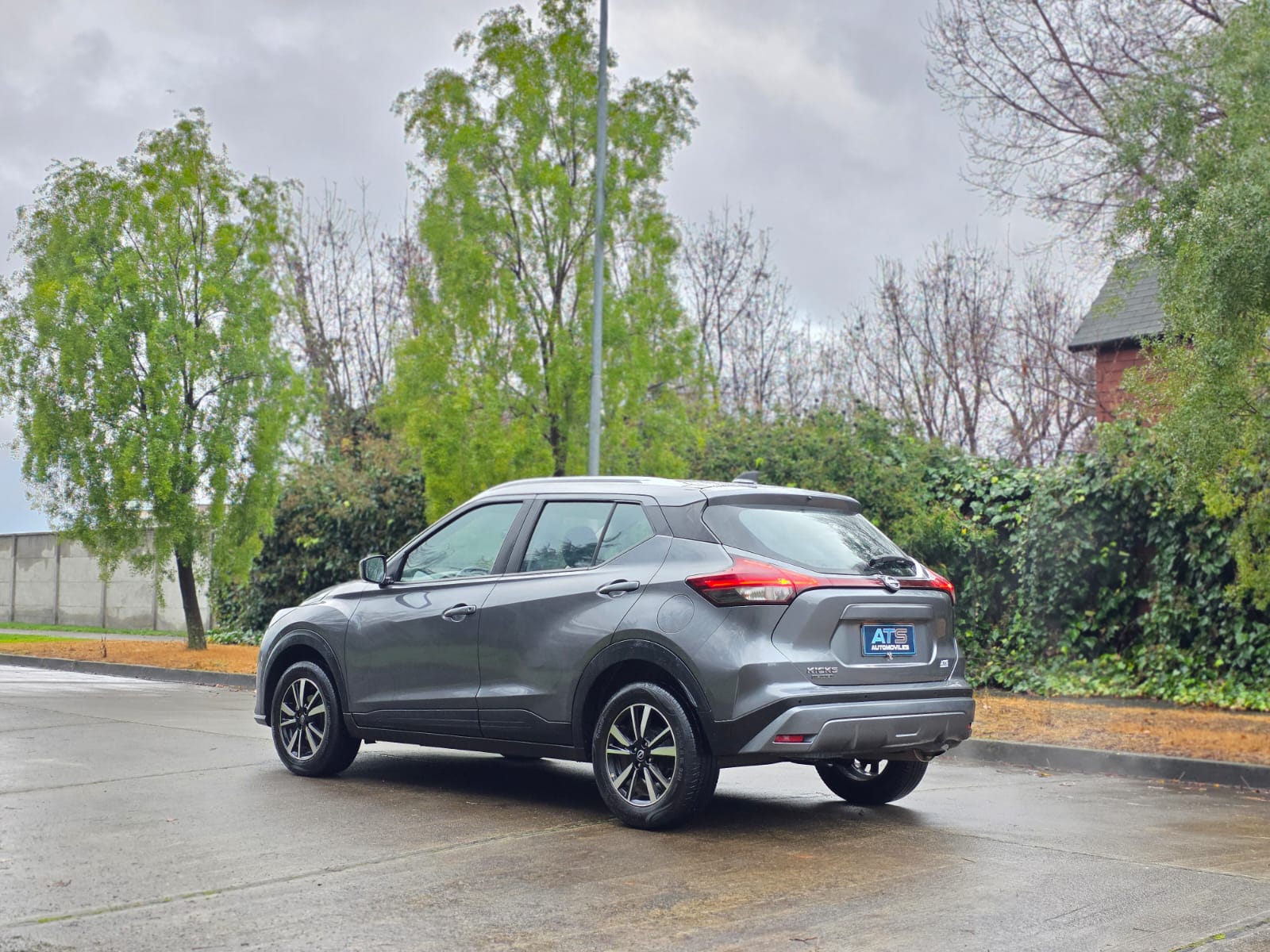 
								Nissan Kicks SENSE full									