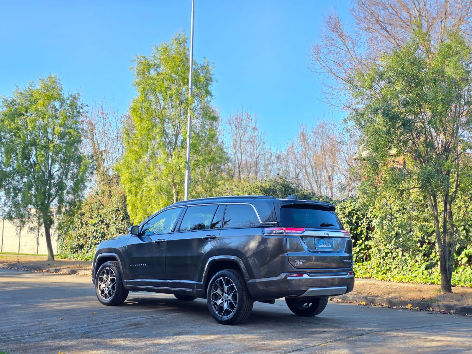 
								Jeep Commander OVERLAND full									