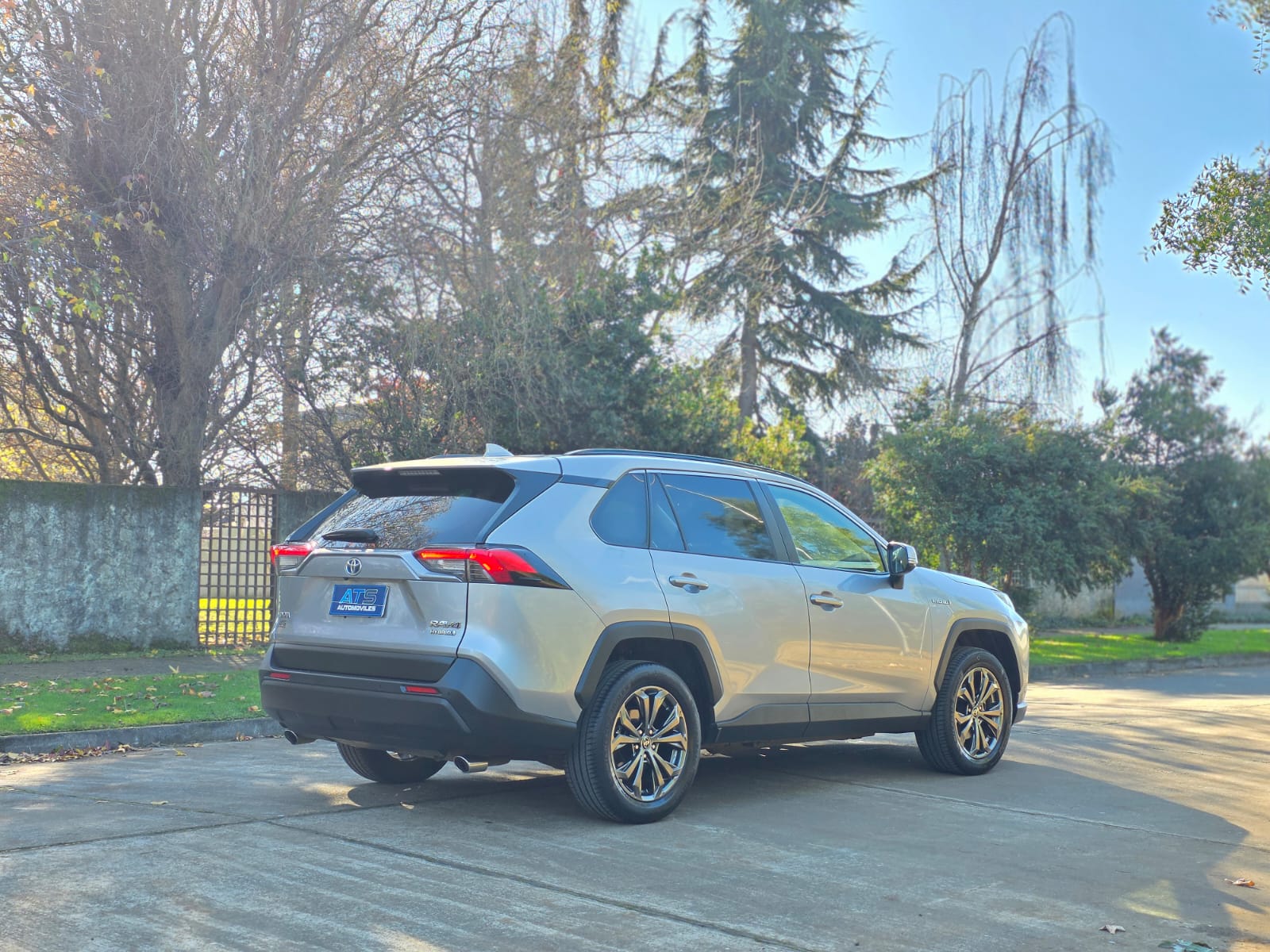 
								Toyota RAV4 XLE CVT full									