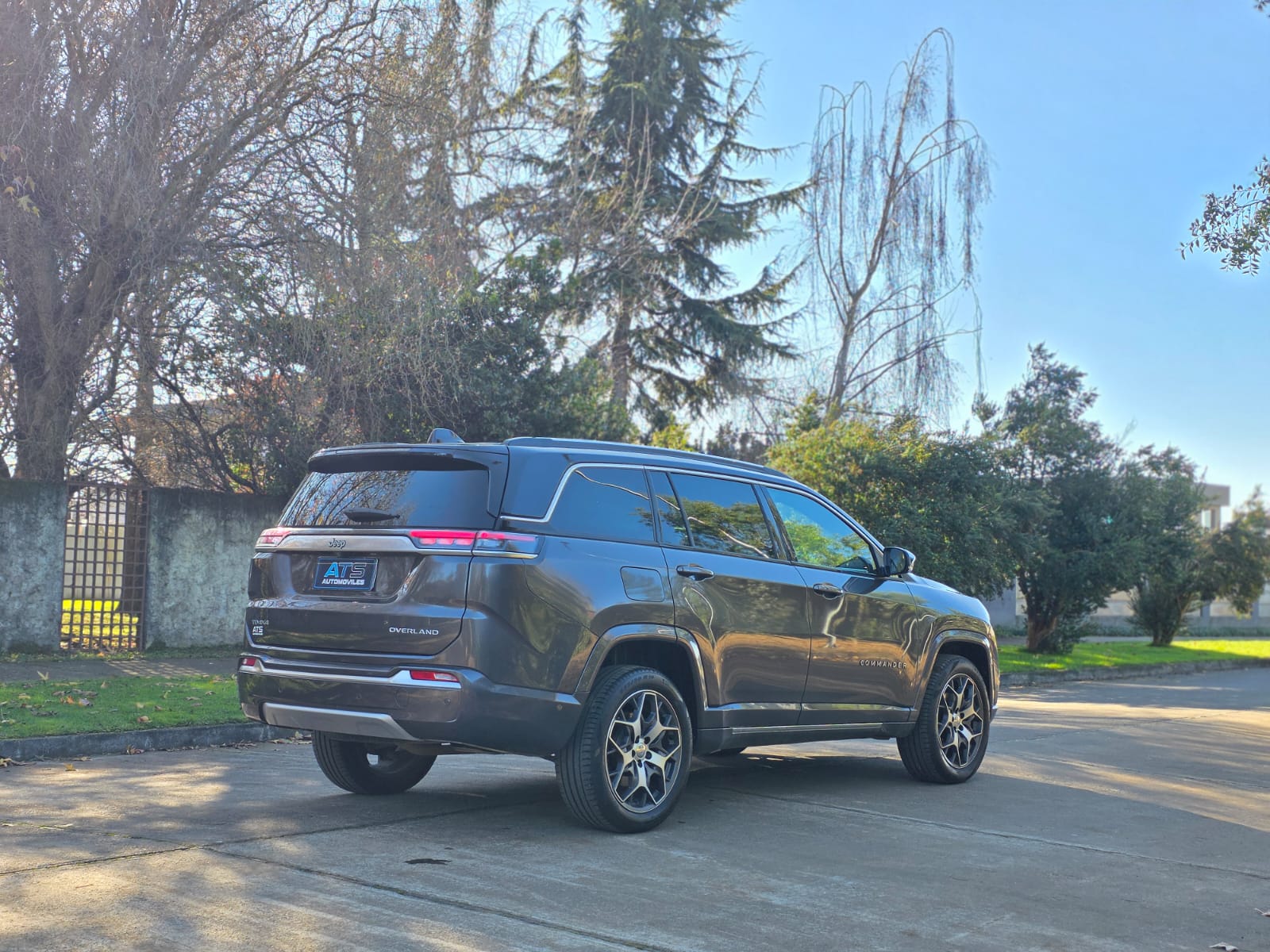 
								Jeep Commander OVERLAND full									