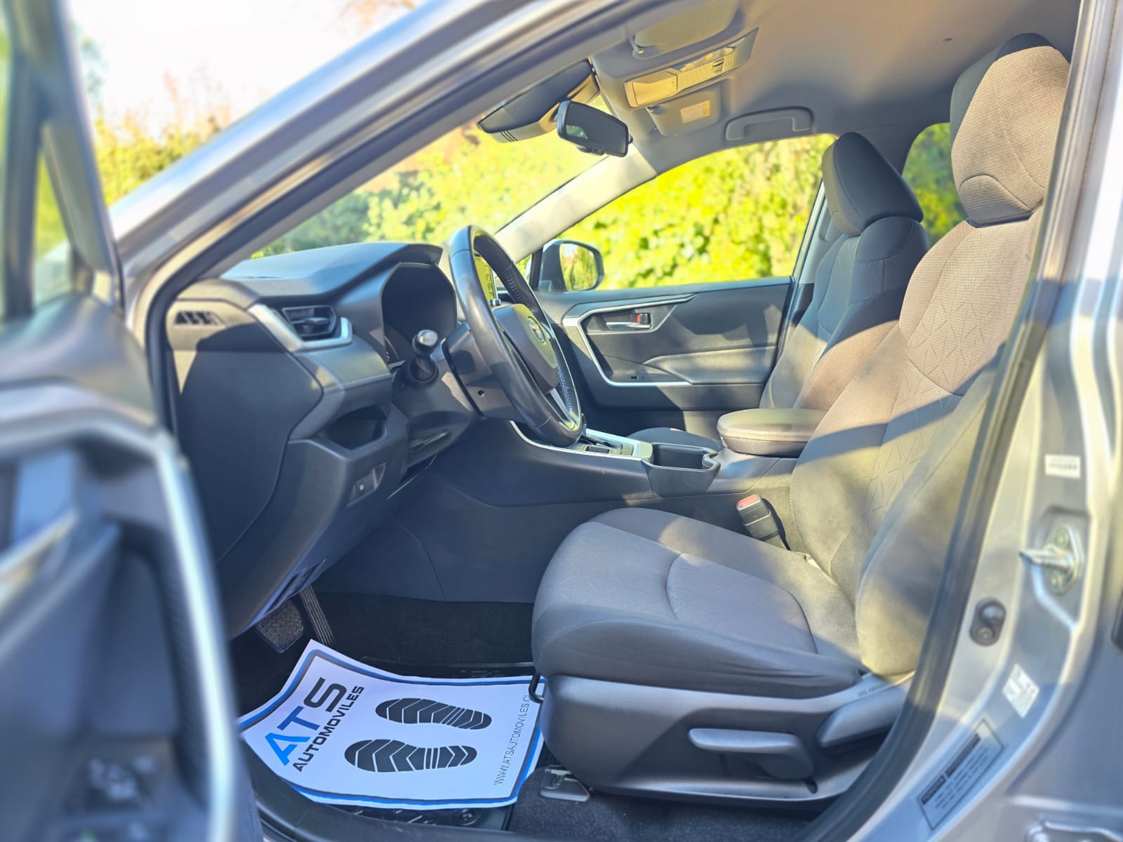 
								Toyota RAV4 XLE CVT full									