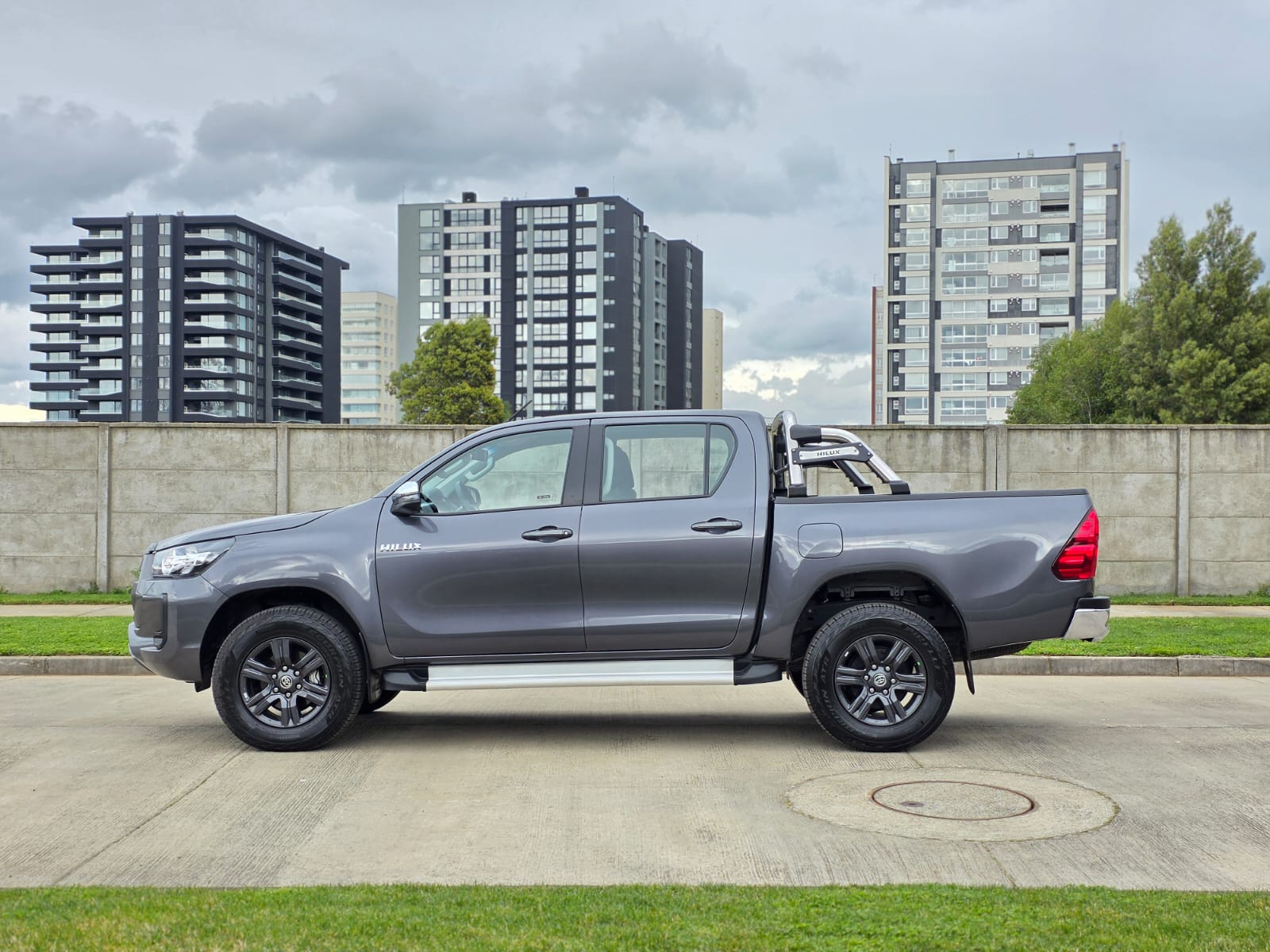 
								Toyota NEW HILUX SR full									