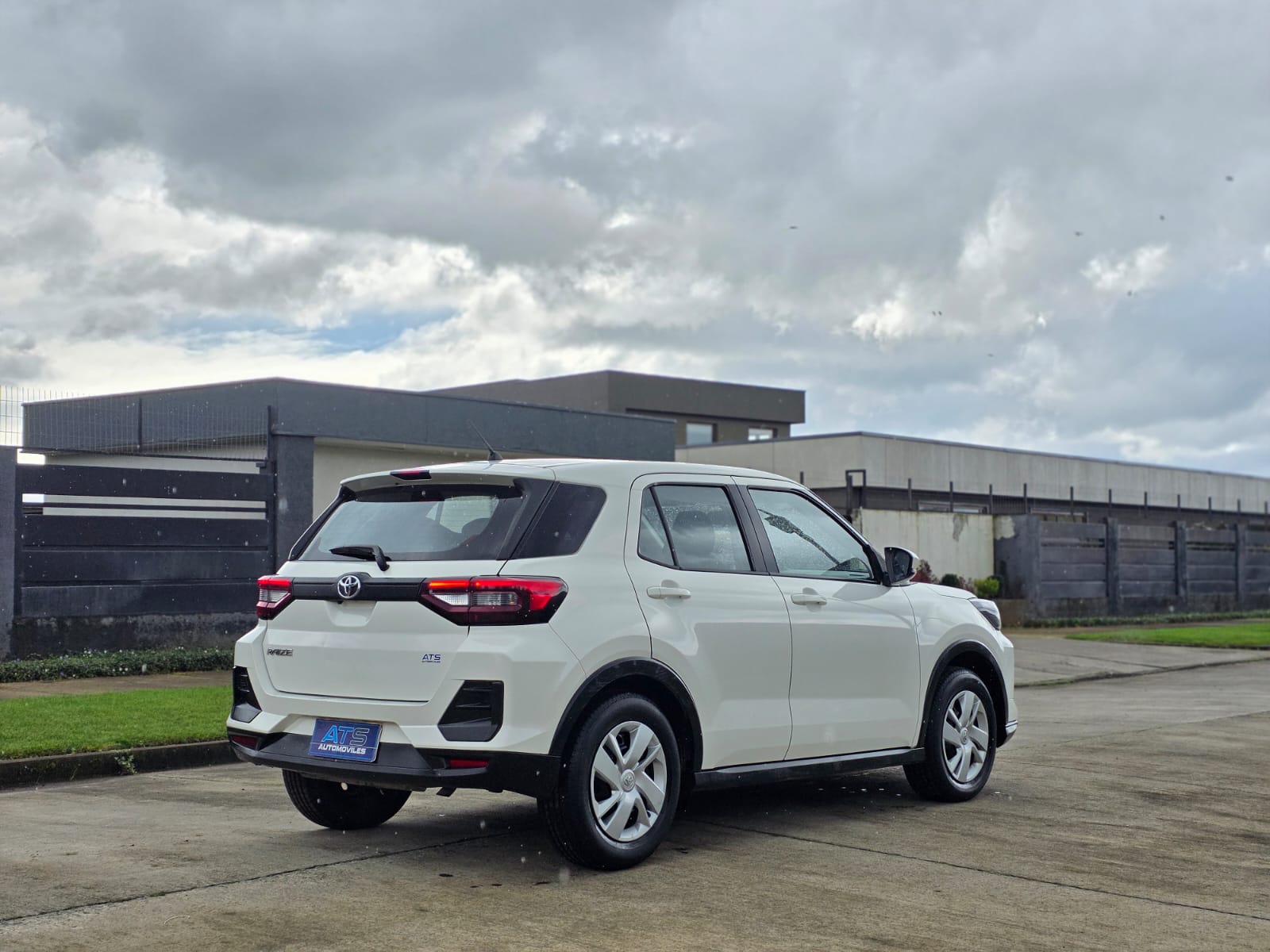 
								Toyota Raize full									